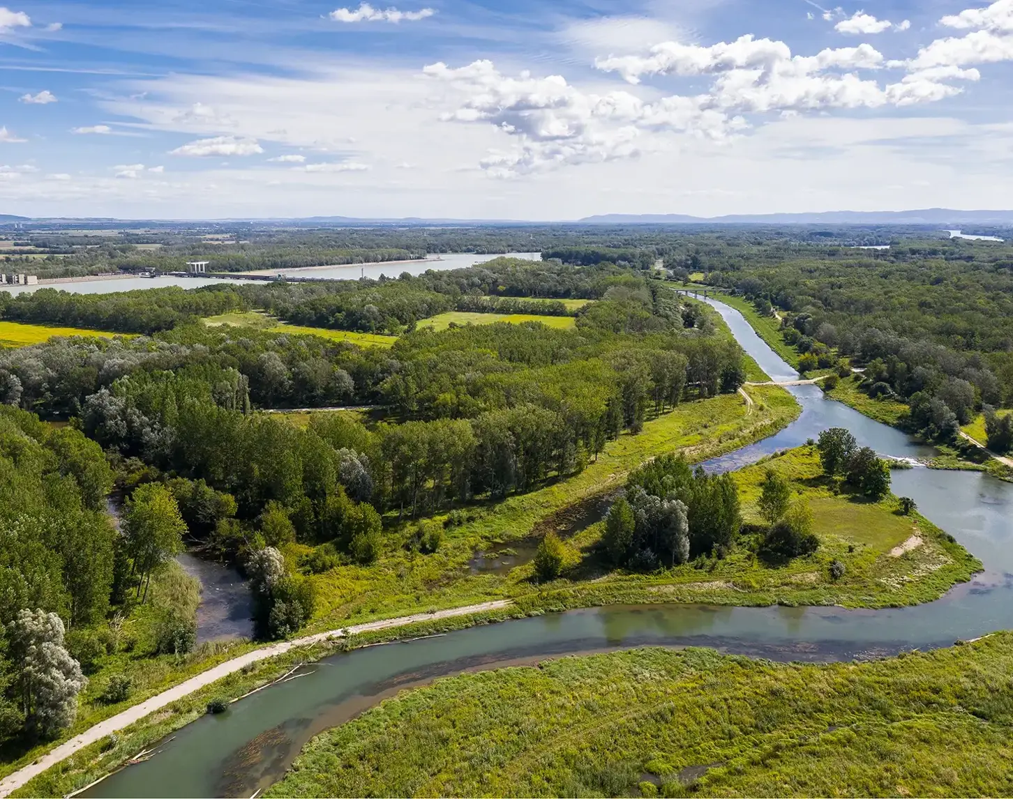 Die Neuanlage des 10 km langen, mäandrierenden Traisen-Flusses ist fertiggestellt und soll sich dynamisch und natürlich weiterentwickeln. Das Bild zeigt die volle Pracht von oben.