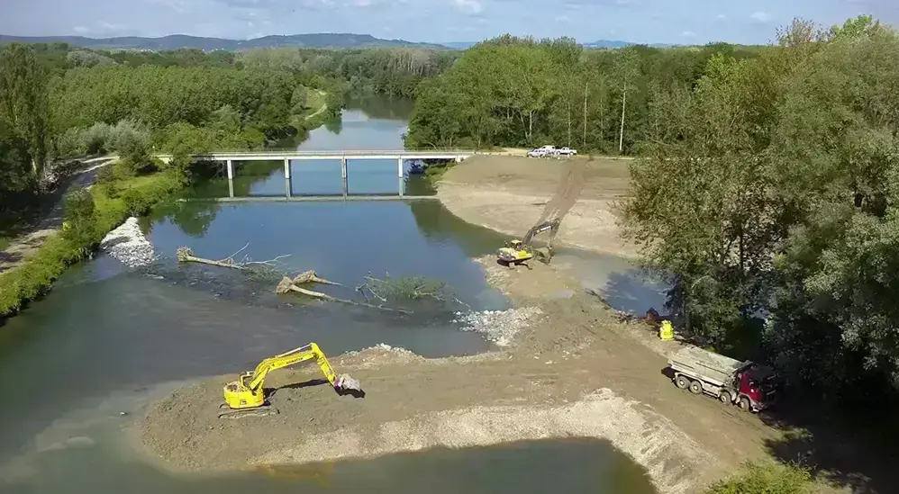 Ein Blick auf die Baustelle rund um die Traisen im Jahr 2014. Baggerarbeiten bei der Feldwegbrücke werden durchgeführt.