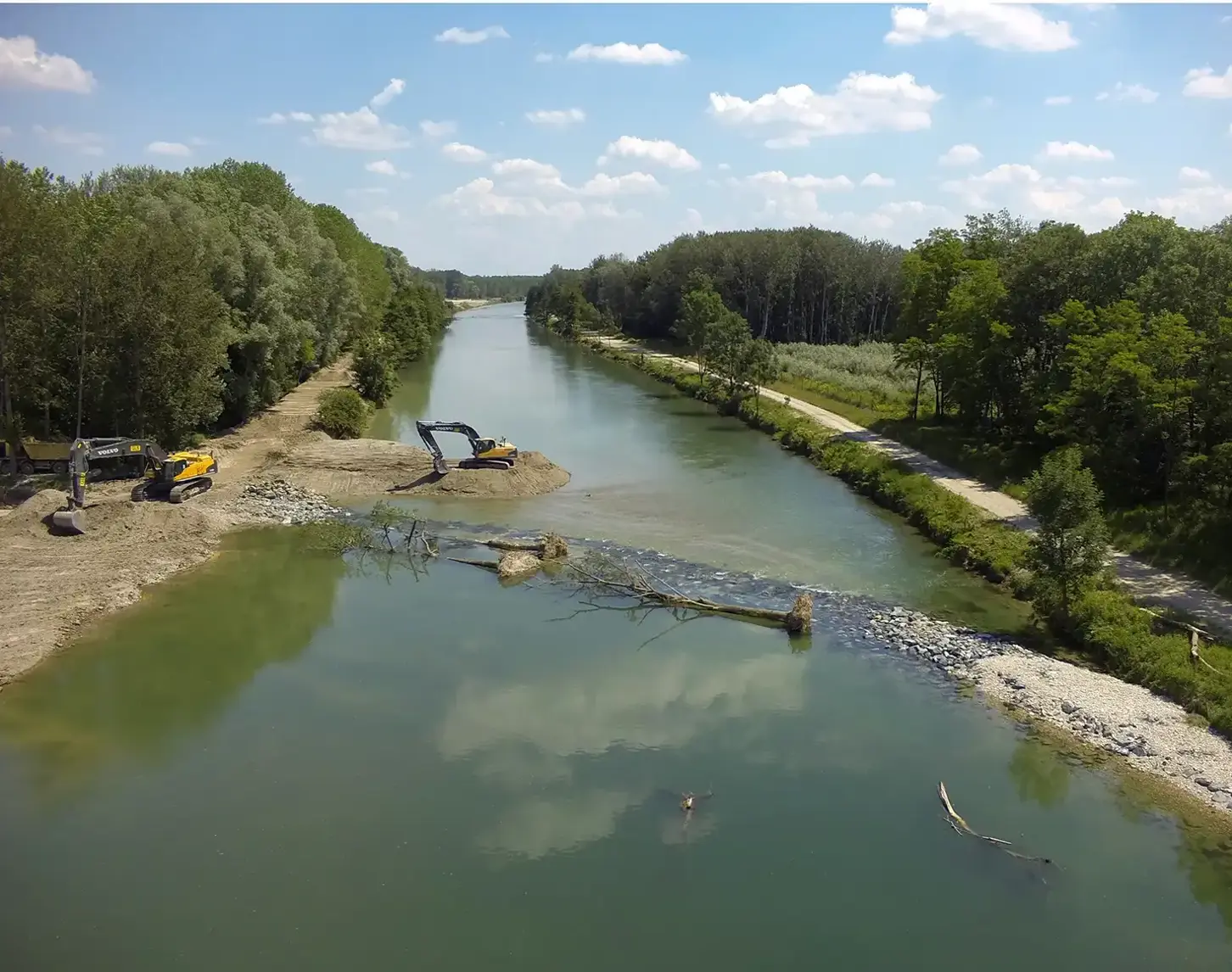 LIFE+ Traisen: Blick von oben auf die Entstehungsarbeiten der Feldwegbrücke.